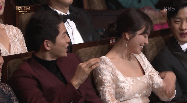 Cả Song Joong Ki và Song Hye Kyo đều thấy ngại ngùng