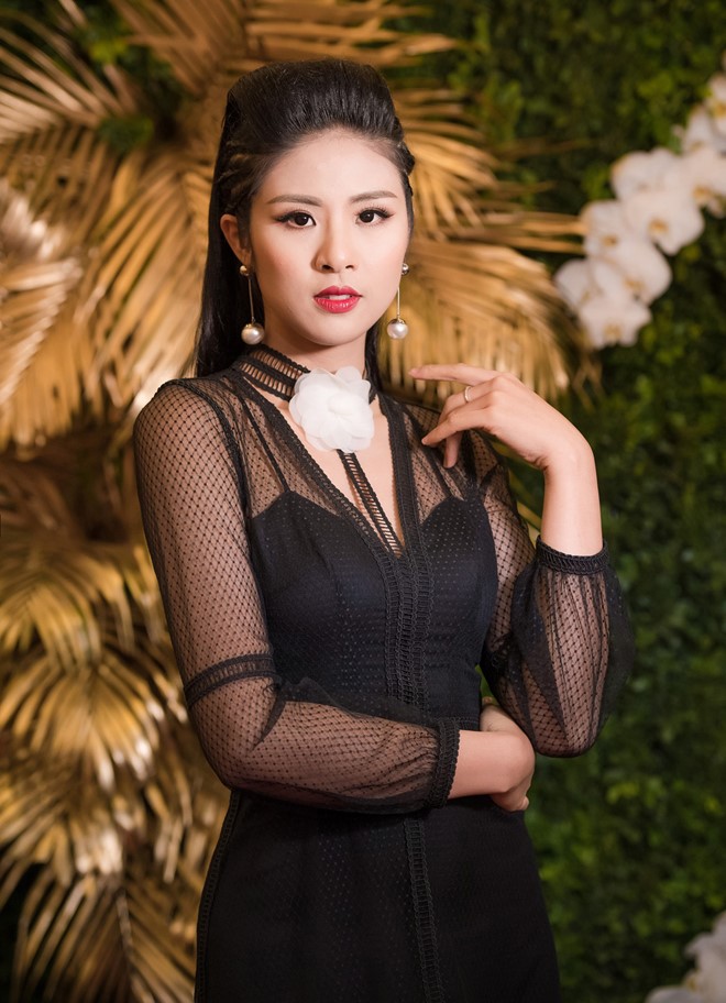 Ngọc Hân khoe dáng trong bộ đầm đen hơi hướm cổ điển, sử dụng kết hợp chất liệu ren, lưới. Phong cách trang điểm đậm, nhấn ở môi và mắt khiến Hoa hậu Việt Nam 2010 nhìn cá tính hơn hình ảnh thường ngày. 