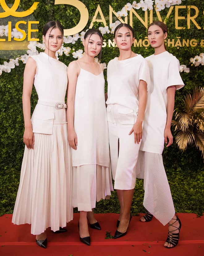 Dàn người mẫu Next Top gồm Hương Ly, Mai Giang, Mâu Thủy và Nguyễn Oanh, diện đồng phục trắng trên thảm đỏ. 