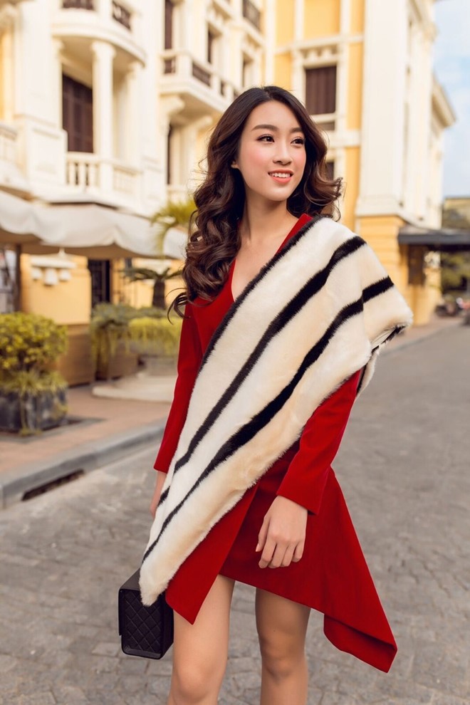 Người đẹp Hà thành khoác lên mình bộ trang phục tông màu đỏ, chất liệu nhung hợp xu hướng. Phụ kiện khăn lông vừa giữ ấm vừa làm điểm nhấn cho set đồ thu đông.