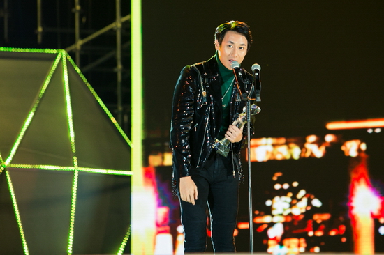 Lần đầu tiên lấn sân sang ca hát nhưng Rocker Nguyễn đã nhanh chóng thu hút sự chú ý của công chúng và giới phê bình. Giọng ca Quá khứ còn lại gì chính đã được Hội đồng Nghệ thuật bình chọn là Nghệ sĩ mới của năm 2016.