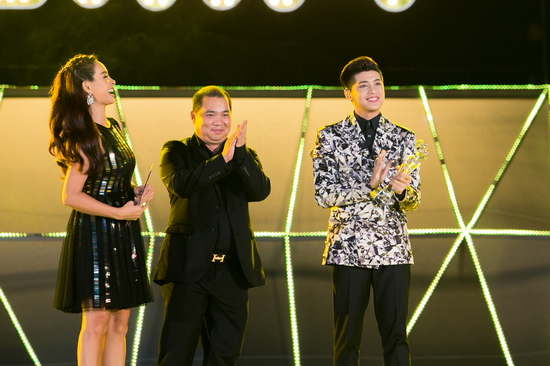 Ngoài giải Nam nghệ sĩ được yêu thích, Noo Phước Thịnh còn tiếp tục lập cú đúp tại ZMA khi Cause I Love You của anh nhận giải Ca khúc Dance/ Electronic.