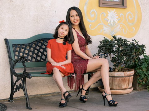 'Gái nhảy' Minh Thư mặc sexy dạo phố cùng con gái ở Mỹ