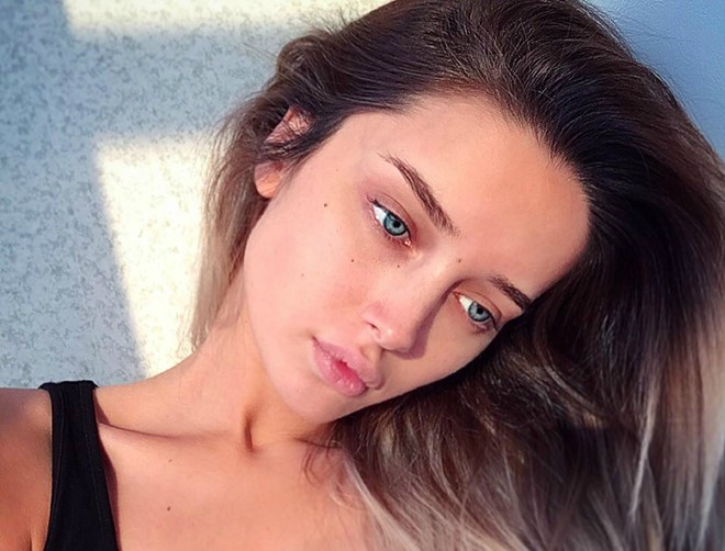Trước những nghi vấn về nhan sắc của mình, Mariyan không lên tiếng phản bác mà đăng ảnh mặt mộc tại Instagram có gần 580.000 fan.