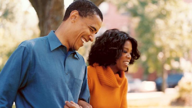 Nữ hoàng truyền hình Mỹ Oprah Winfrey là bạn thân của Tổng thống Obama từ khi hai người ở Chicago, nơi ông Obama bắt đầu sự nghiệp chính trị. Bức ảnh được chụp trong dịp Oprah Winfrey phỏng vấn Obama năm 2004, khi ông còn là thượng nghị sĩ bang Illinois. Ảnh