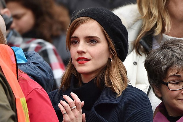Emma Watson chăm chú theo dõi bài phát biểu của Scarlett Johansson.