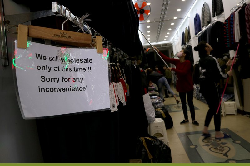 Bảng thông báo chỉ bán buôn tại một cửa hàng được in bằng tiếng Anh để người nước ngoài không hỏi mua lẻ.