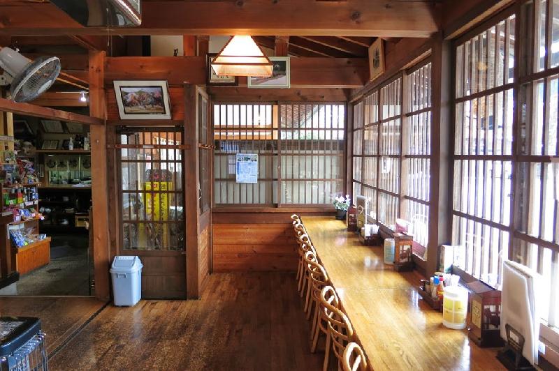 Bên trong một quán ăn nhỏ được bài trí gọn gàng, sạch sẽ ở làng Shirakawa-go. Ảnh: 