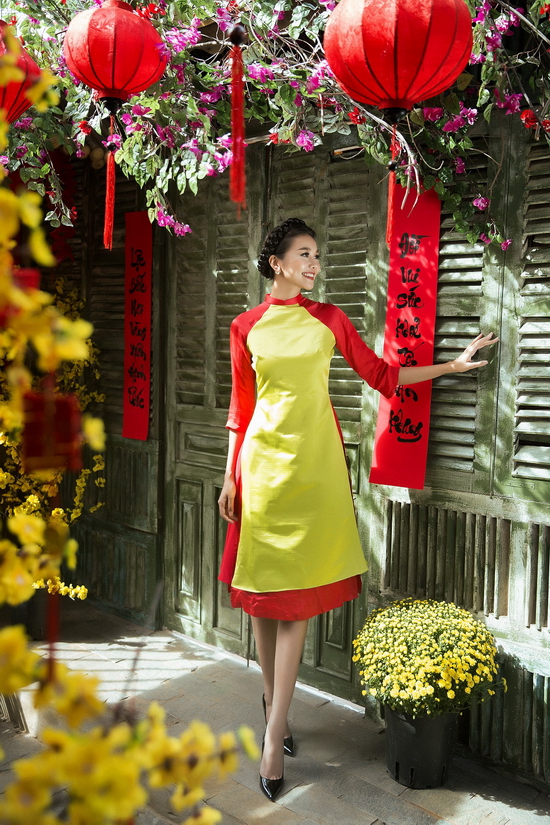 Bộ áo dài của NTK Sơn Collection mang hương vị ngày Tết với hai sắc màu chủ đạo đỏ và vàng. Bộ cánh được cách tân, không dài quá đầu gối và xòe rộng tạo cảm giác năng động nhưng không kém nữ tính đặc trưng của người phụ nữ Á Đông. 