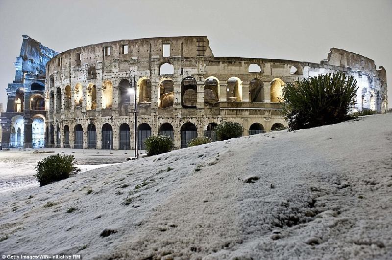 Đấu trường La Mã ở Roma, Italy, được xây dựng dưới thời vua Vespasivan và hoàn thành vào thời vua Titus. Đây là điểm du lịch nổi tiếng, thu hút hàng triệu du khách mỗi năm, đặc biệt vào những tháng hè. Vào mùa đông, nơi này trở nên vắng khách. Ảnh: 