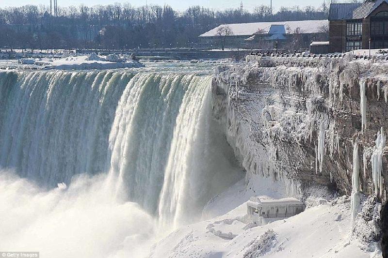 Thác Niagara nằm ở biên giới Mỹ và Canada, là một điểm du lịch rất nổi tiếng với vẻ đẹp hùng vĩ. Tháng 1/2014, nhiệt độ xuống thấp khiến phần lớn thác bị đóng băng, tạo nên vẻ đẹp kỳ ảo. Ảnh: 