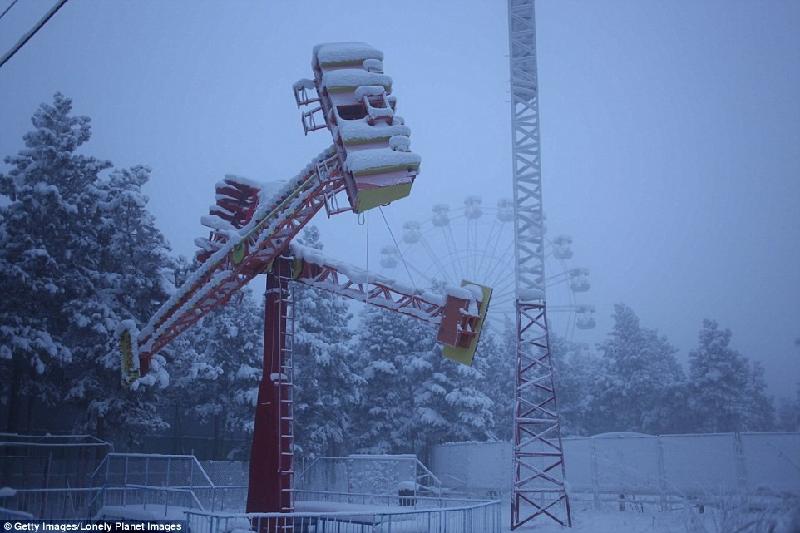 Một công viên vui chơi ở Nga nằm im lìm dưới lớp tuyết dày của mùa đông. Ảnh: 