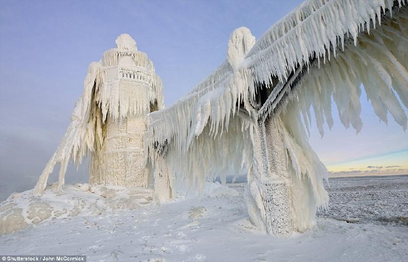 Ngọn hải đăng Frozen St. Joseph North Pier, ở Michigan, Mỹ, trở nên nổi tiếng đặc biệt trong mùa đông, bởi vẻ đẹp “nhìn là thấy run” và việc lớp băng phủ dày, trơn trượt khiến du khách không thể bước đến gần. Ảnh: 