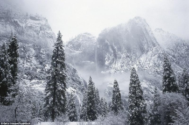 Công viên quốc gia Yosemite ở núi Sierra Nevada của California, Mỹ, giống như khoác chiếc áo choàng trắng trong mùa đông. Ảnh: 