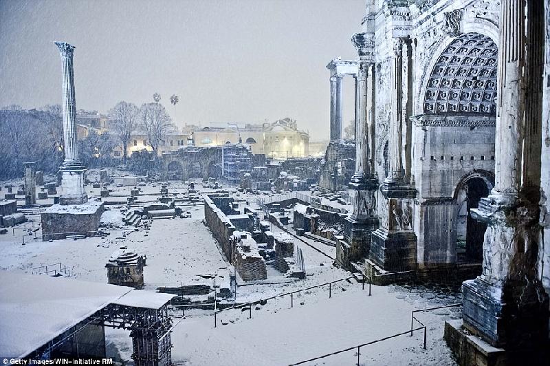 Quảng trường La Mã Roman Forum, Italy, nằm ở phía Tây Nam của Đấu trường La Mã. Tuy vắng khách vào mùa đông nhưng sương giá vẫn không làm mất đi vẻ đẹp của nó. Ảnh: 