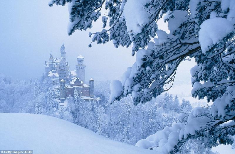 Neuschwanstein, lâu đài của những câu chuyện cổ tích, ở Bavaria, Đức, trở nên huyền diệu hơn trong tuyết. Ảnh: 