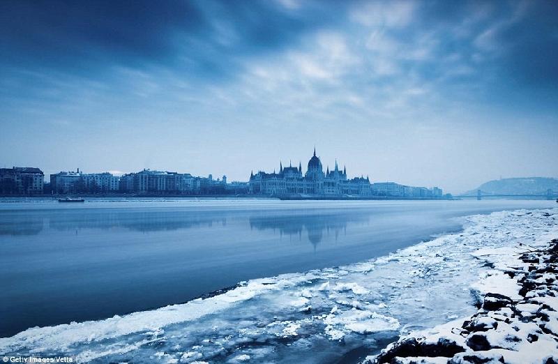 Một góc nhìn khác về tòa nhà Quốc hội Hungary ở Budapest vào mùa đông, từ phía bờ sông Dunabe. Ảnh: 