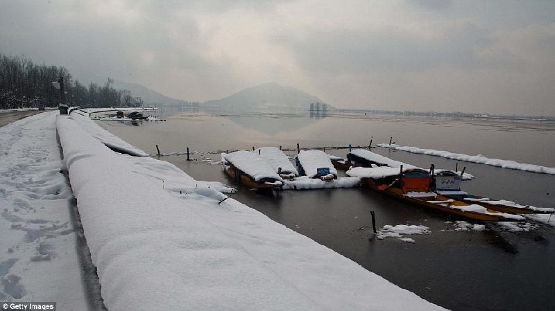 Những chiếc thuyền Shikaras nằm im trên hồ Dal, Ấn Độ trong mùa đông lạnh giá của năm 2014. Ảnh: 