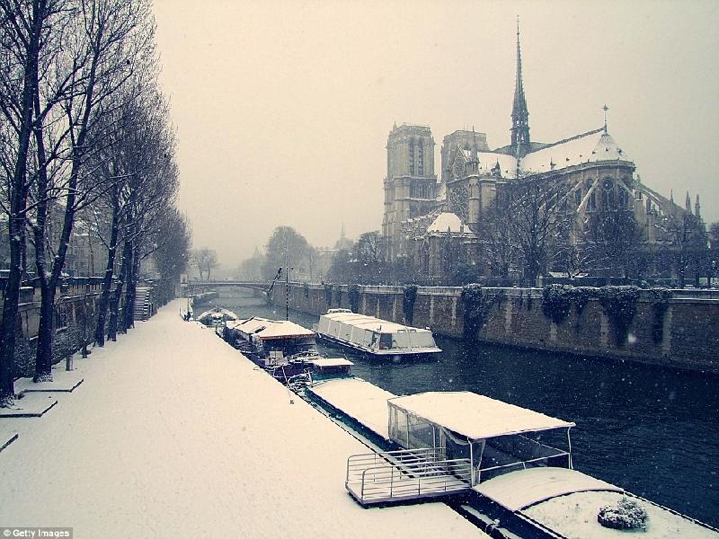Dòng sông Siene, bên cạnh Nhà thờ Đức Bà Paris, Pháp mất đi vẻ thơ mộng, êm đềm trong mùa đông. Ảnh: 