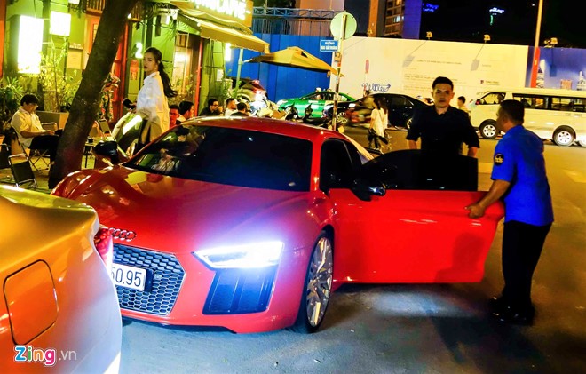 Đông Nhi - Ông Cao Thắng lái siêu xe Audi R8 13 tỷ dạo phố
