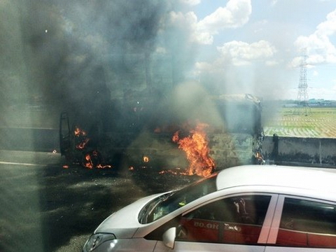 Xe khách bốc cháy dữ dội trên cao tốc Trung Lương