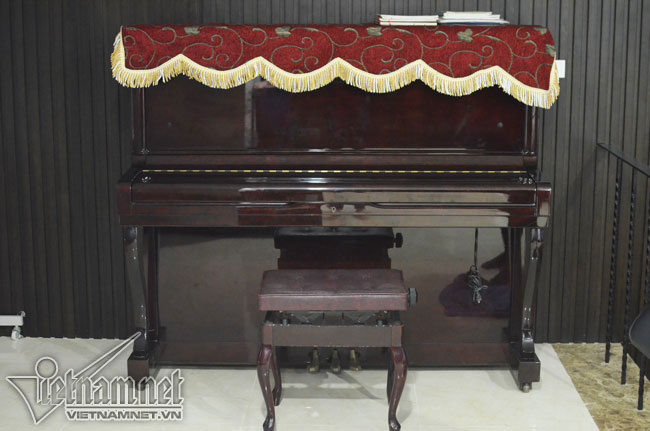 Chiếc đàn piano dành cho các con của nghệ sĩ Quang Tèo chơi nhạc