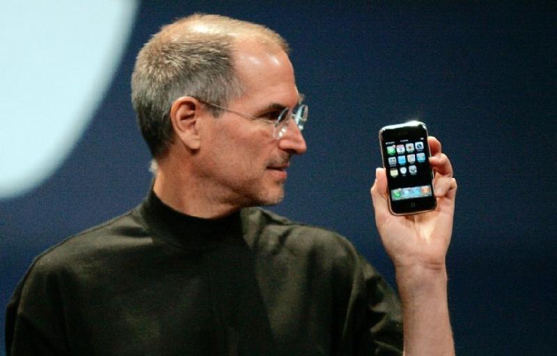 Cố CEO Appe Steve Jobs cầm trên tay giới thiệu chiếc iPhone đầu tiên vào ngày 9/1/2007 tại San Francisco, California, Mỹ.