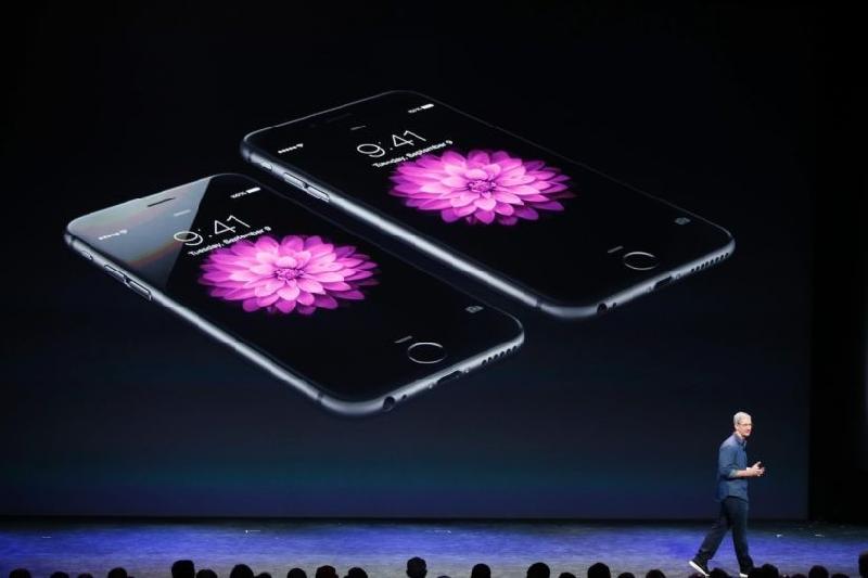 Giám đốc điều hành Apple Tim Cook nói về chiếc iPhone 6 và iPhone 6 Plus tại Trung tâm Flint ở Cupertino, California ngày 9/9/2014.