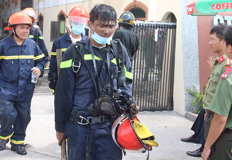 Lính cứu hỏa dốc kiệt sức để dập đám cháy
