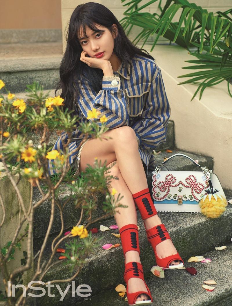 Trong bộ ảnh, bạn gái của Lee Min Ho diện nhiều trang phục họa tiết kẻ sọc, đây là xu hướng đang nổi hiện nay. Kẻ sọc dọc/ngang không còn lạ trong giới thời trang nhưng được nhiều sao Hàn ưa chuộng gần đây. 