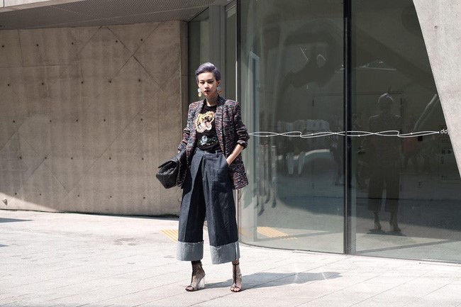 Trong sáng 28/3, Phí Phương Anh tiếp tục trình làng phong cách ấn tượng với set đồ của Chanel. Quán quân The Face chọn quần lỡ ống thụng, khoác áo vest lửng cá tính. Theo tiết lộ bộ trang phục này có giá khoảng 400 triệu đồng.