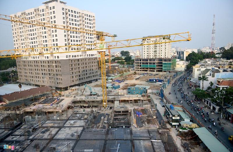Đối diện đó là đại dự án Golden Mansion tọa lạc ở số 119 Phổ Quang, thuộc cùng một chủ đầu tư. Công trình nhà ở cao cấp này nằm trên khu đất 15.000 m2 trải dài hàng trăm mét mặt tiền đường.