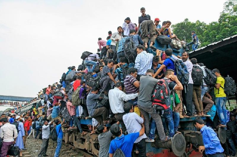 Biển người chen chúc lên tàu hỏa đi làm mỗi sáng ở Bangladesh