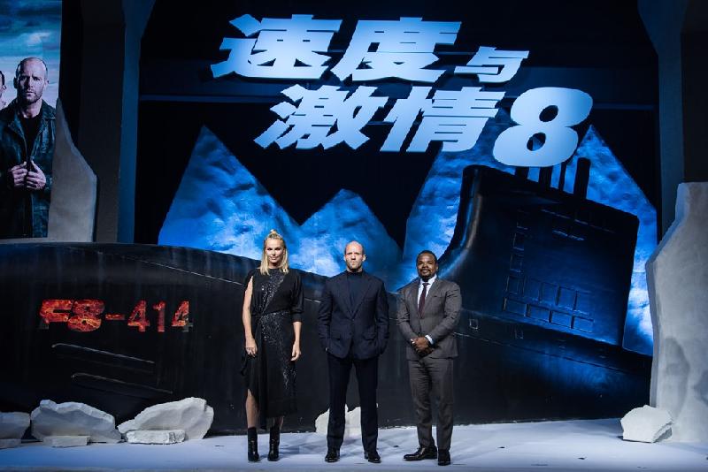 Tối 23/3, sự kiện họp báo đầu tiên trên thế giới dành cho Fast & Furious 8 diễn ra tại bảo tàng T-Space, quận Triều Dương, Bắc Kinh (Trung Quốc). Hàng trăm người hâm mộ may mắn cùng các phóng viên trong nước và quốc tế đã có cơ hội được gặp gỡ Charlize Theron, Jason Statham và đạo diễn F. Gary Gray. Do vướng lịch làm việc, Vin Diesel không thể có mặt tại Bắc Kinh như cách đây hai năm với Fast & Furious 7. 
