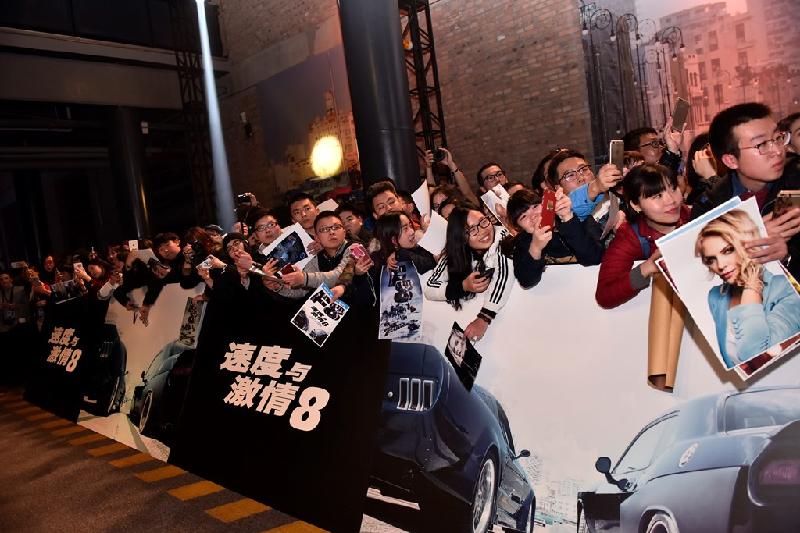Việc Universal chọn Trung Quốc làm điểm đến đầu tiên cho Fast & Furious 8 không phải là điều ngạc nhiên. Cách đây hai năm, Fast & Furious 7 trở thành cơn sốt tại quốc gia châu Á khi thu về 2,42 tỷ nhân dân tệ (tương đương 390,9 triệu USD). Đến nay, đây vẫn là bộ phim Hollywood ăn khách nhất mọi thời đại tại Trung Quốc. 