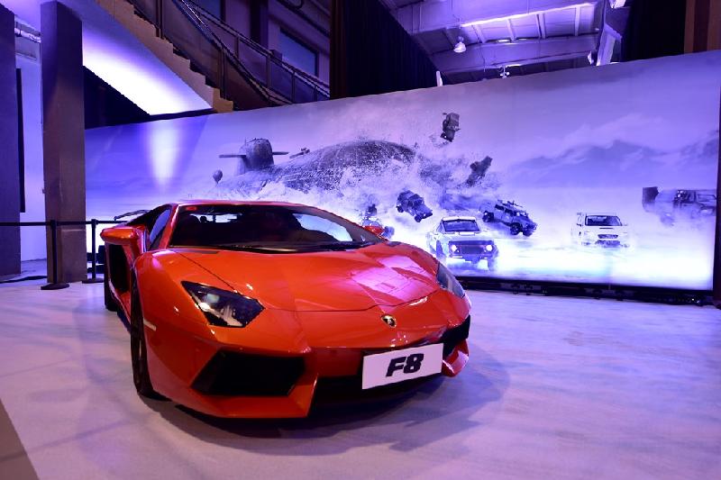 Nhìn chung, buổi họp báo dành cho Fast & Furious 8 tại Trung Quốc diễn ra có phần “an toàn” hơn sự kiện tương tự dành cho phần bảy hồi 2015. Ban tổ chức chỉ trưng bày một chiếc Lamborghini Aventador - siêu xe góp mặt trong bộ phim mới - phía bên ngoài, nhưng cũng không đưa xe lên trực tiếp sân khấu. 