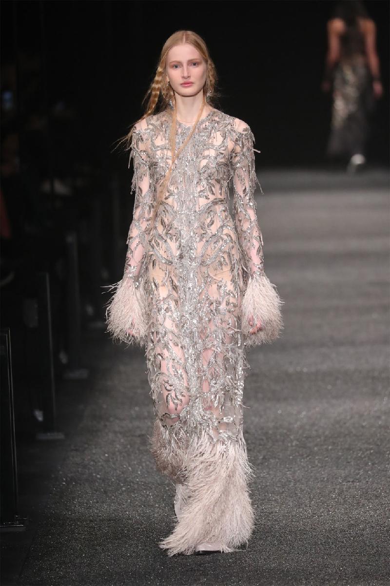 Váy xuyên thấu đính lông vũ thuộc bộ sưu tập thu 2017 của Alexander McQueen. 