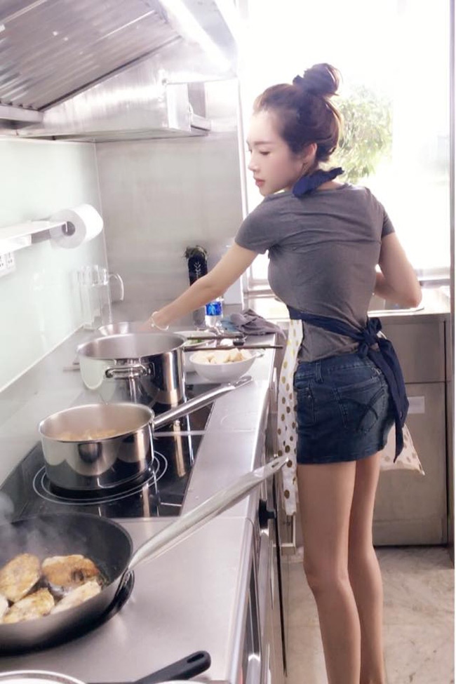 Những bức ảnh Elly Trần vào bếp không hề hiếm gặp, và cô cũng tiết chế hơn trong cách ăn mặc.