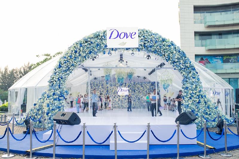Không gian lãng mạn của “Dove Flower Dome - Vườn ngàn hoa bên hồ” lấy ý tưởng từ những vườn hoa nhà kính tuyệt sắc trên thế giới. Chương trình kéo dài trong 2 ngày 4-5/3 tại TTTM Crescent Mall (quận 7).
