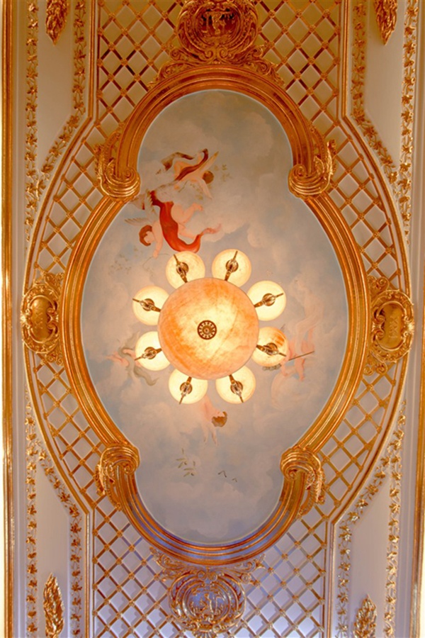 Trần nhà được dát vàng cầu kỳ, và trang trí bởi hệ thống đèn sang trọng.
