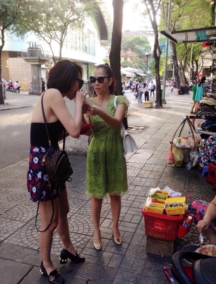 Ca sĩ Thu Minh và Tóc Tiên đi dạo trên đường phố Hà Nội. Hai người đẹp dừng lại ăn bánh tráng trên vỉa hè.
