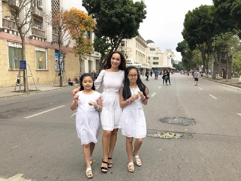 Thúy Hạnh đưa hai con gái đi dạo quanh Hồ Gươm, Hà Nội. Cô viết: 