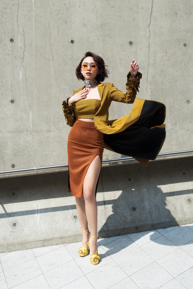 Trưa 28/3, Tóc Tiên tiếp tục làm nóng street style tại Seoul Fashion Week 2017 trong trang phục trễ nải của thương hiệu thời trang trong nước. Giọng ca 