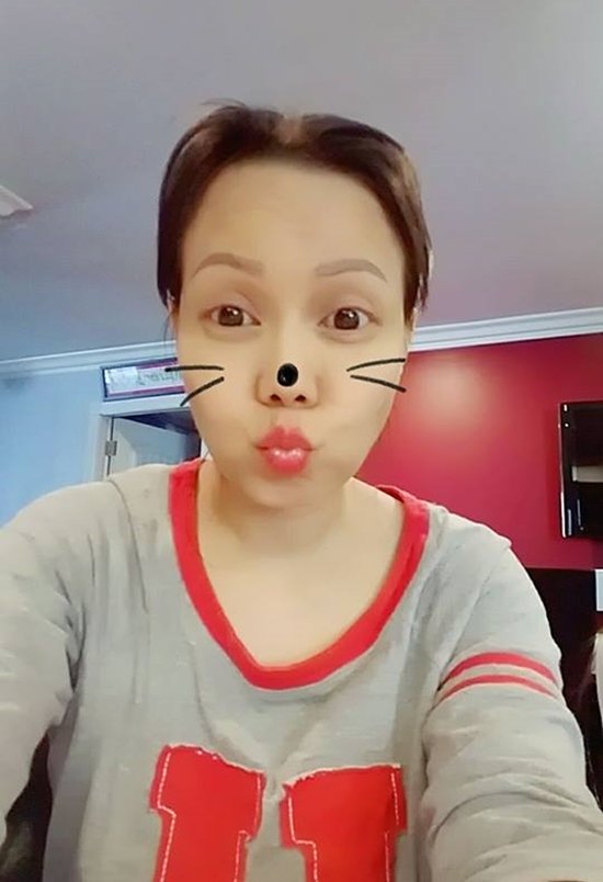 Danh hài Việt Hương “cưa sừng làm nghé” với ứng dụng chỉnh sửa ảnh, cô trông trẻ trung hơn khi chu môi và được vẽ thêm râu giống mèo.