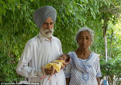 Cụ bà Ấn Độ sinh con đầu lòng ở tuổi 72