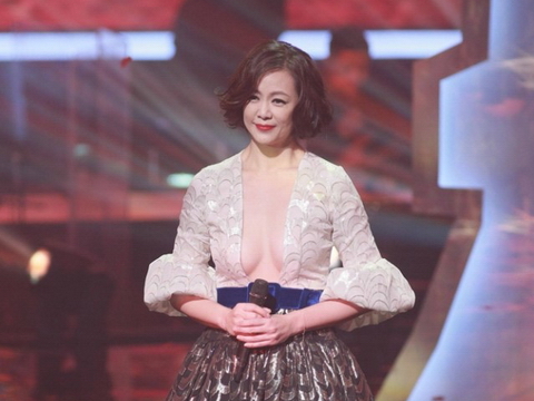 Diva Trung Quốc gây tranh cãi vì tuổi U50 mặc táo bạo trên truyền hình