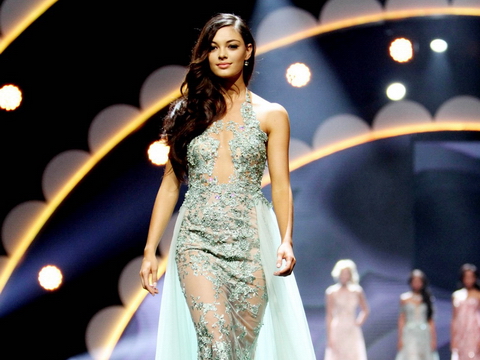 Tân Hoa hậu Nam Phi diện váy xuyên thấu quyến rũ khi đăng quang
