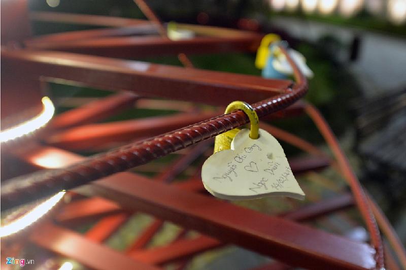 Trên mỗi chiếc khóa đều có hình một trái tim, các đôi bạn trẻ viết lên để bày tỏ tình cảm nhân chuyến du lịch.