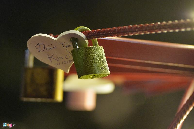 Những chiếc khóa này được gắn nhân dịp ngày Valentine 14/2.