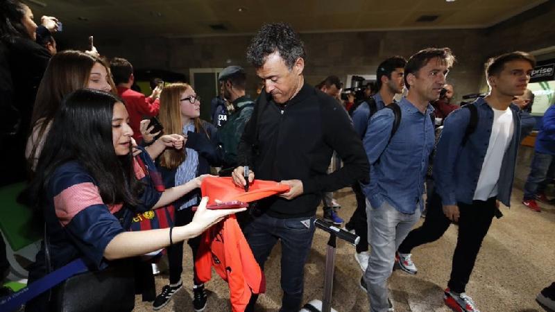 HLV Luis Enrique ký tặng fan. Chiến lược gia 47 tuổi đã gạt bớt áp lực trên vai sau chiến thắng trước PSG và hướng tới giành trọn 3 điểm trên sân Riazor.